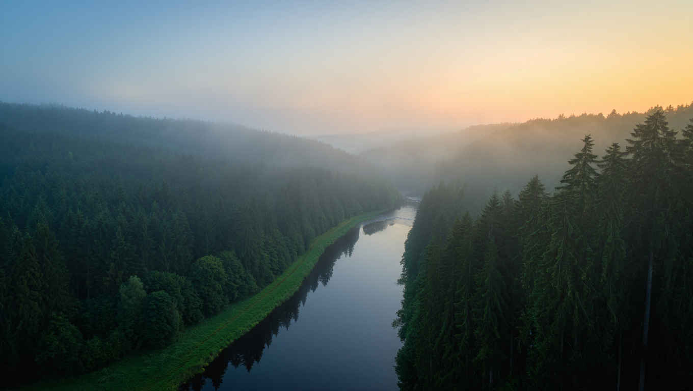 Malerische Naturlandschaft Deutschlands – Fluss, Wald und Berge im Morgenlicht
